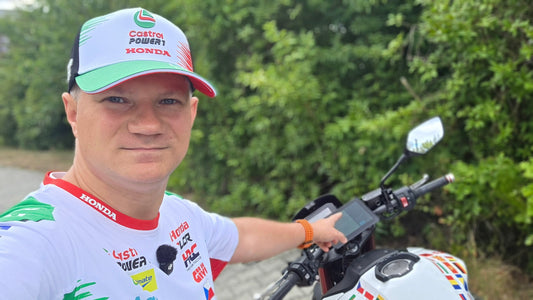 Interphone RideSync 70 po 3 300 km na Hornetu: jak funguje v reálném provozu