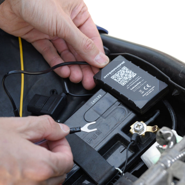 GPS lokátor Interphone Angel Link zapojený u baterie motocyklu